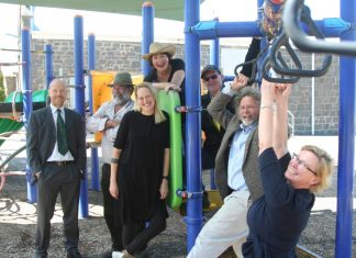 Co-op gains Greens Greens candidates Nicole Rowan (at right) and Ralf Thesing (at left) meet with Kyneton and District Town Square Co-Op board members Huntly Barton, Viveka Simpson, Margot McDonald, Peter Henderson and Rob Bakes.