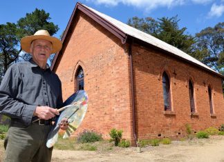 From Montsalvat to Elphinstone Artist and teacher David Moore is shifting his popular oil painting classes from Montsalvat in Melbourne to a special location at Elphinstone.