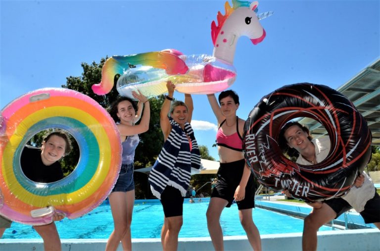 Club Summer – poolside!