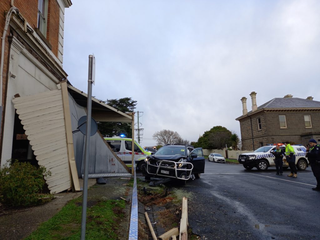 Men flee scene of crash at Kyneton