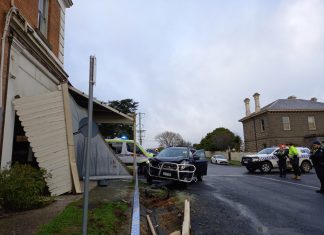 Men flee scene of crash at Kyneton