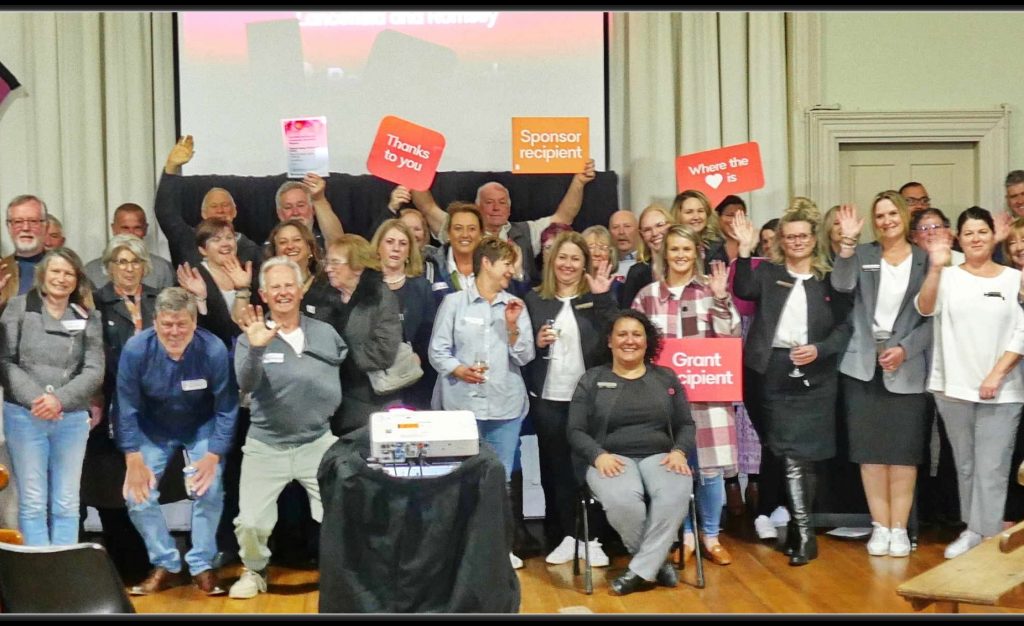 Bank backs community