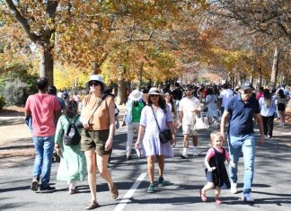 War memorial swamped by tourists