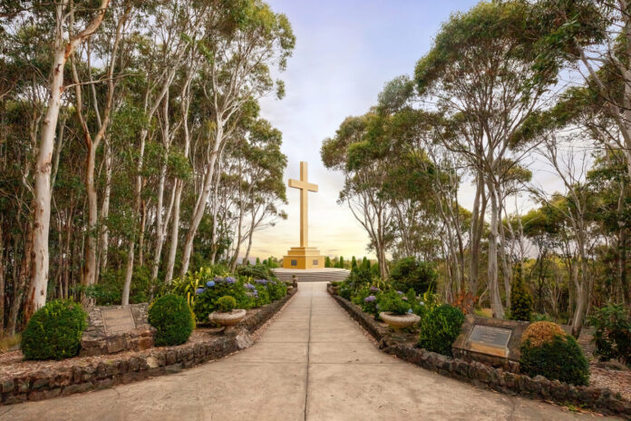 Mount Macedon Memorial Cross, Macedon Ranges Shire, Victoria, Australia / Mt. Macedon Australien